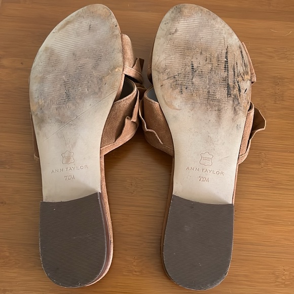 Ann Taylor Brown Toffee Suede Ruffle Slides Flats Size 7.5 - Picture 3 of 5